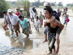 Desplazados birmanos cruzan la frontera para buscar refugio en Tailandia. EFE  /