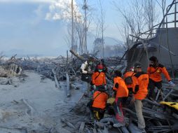 Brigadistas rescatan víctimas de ceniza y gases a las faldas del Monte Merapi. AFP  /