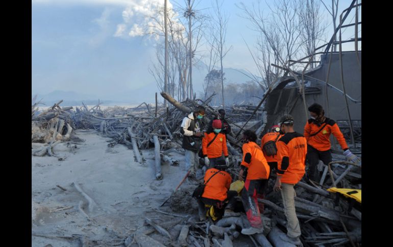 Brigadistas rescatan víctimas de ceniza y gases a las faldas del Monte Merapi. AFP  /