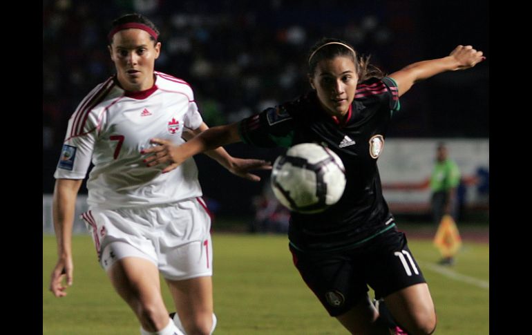 Lydia Nayeli buscando el gol del empate para el conjunto mexicano. JAMMEDIA  /