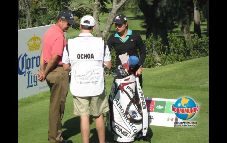 Rafael Alarcón, Andrés Conesa y Lorena Ochoa durante la práctica de la tapatía en el Guadalajara Country Club. G. DESENTIS  /