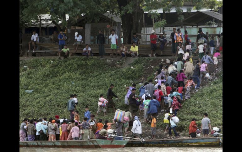 Refugiados birmanos regresan a su país desde Tailandia, a donde huyeron a causa de un ataque rebelde. EFE  /