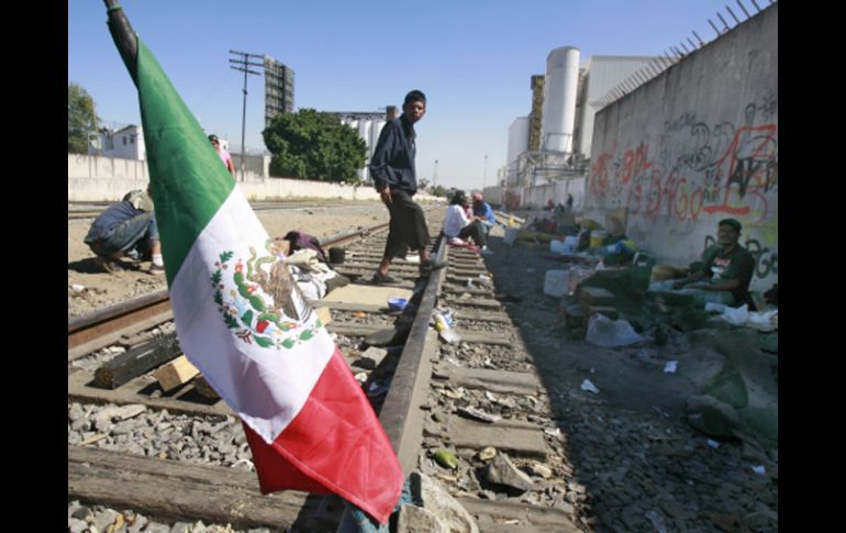 Migrantes nacionales y extranjeros hacen ‘escala’ en la colonia Ferrocarril, a mitad de camino de su viaje a EU. A. GARCÍA  /