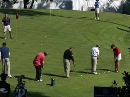 Las jugadoras dan sus técnicas en el green a los participantes del torneo Pro-Am del Lorena Ochoa Invitational. E.PACHECO  /