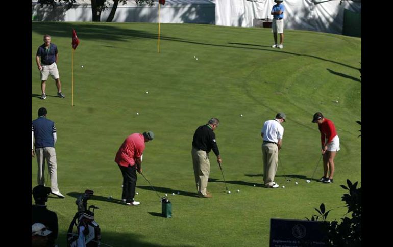 Las jugadoras dan sus técnicas en el green a los participantes del torneo Pro-Am del Lorena Ochoa Invitational. E.PACHECO  /