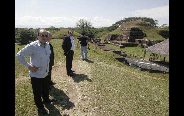 El secretario de Cultura de El Salvador, Héctor Samour (i), realizaun recorrido por el sitio arqueológico de San Andrés. EFE  /