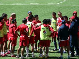 Los jugadores de Chivas escuchan a José Luis Real en un entrenamiento en Verde Valle. MEXSPORT  /