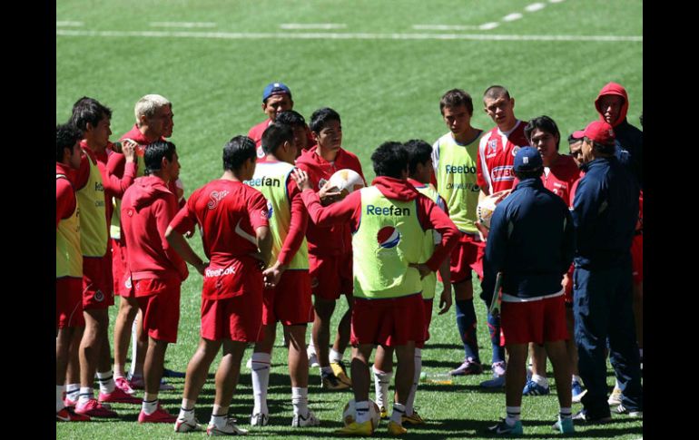 Los jugadores de Chivas escuchan a José Luis Real en un entrenamiento en Verde Valle. MEXSPORT  /