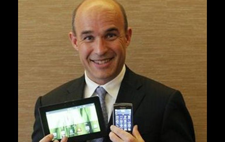 El copresidente ejecutivo de RIM, posando con un PlayBook y un Blackberry Torch. REUTERS  /