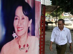 Un poster con la imagen de Aung San Suu Kyi, destaca en una calle de Rangún. AFP  /