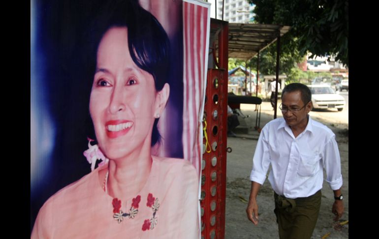 Un poster con la imagen de Aung San Suu Kyi, destaca en una calle de Rangún. AFP  /