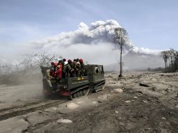 Rescatistas acuden a buscar más víctimas del Mote Merapi, en medio de una nueva expulsión de cenizas. REUTERS  /