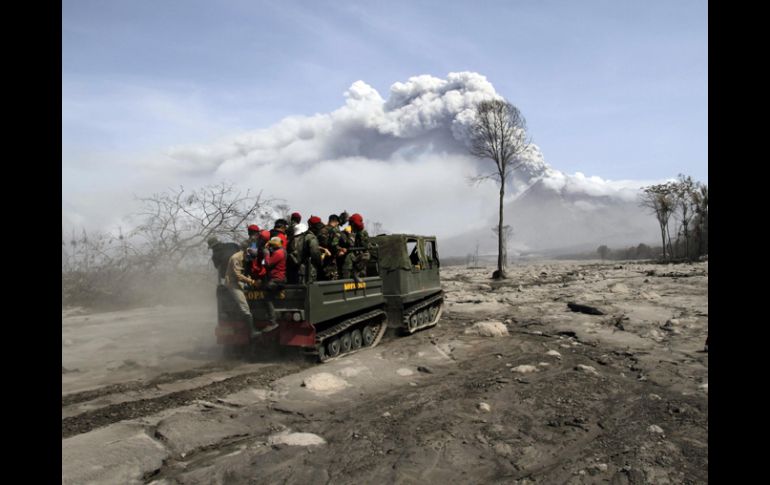 Rescatistas acuden a buscar más víctimas del Mote Merapi, en medio de una nueva expulsión de cenizas. REUTERS  /