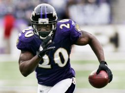 Ed Reed contralando el balón durante el duelo ante Miami en la semana 9 de la temporada. REUTERS  /