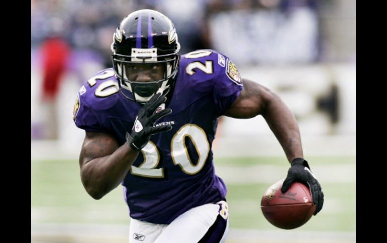 Ed Reed contralando el balón durante el duelo ante Miami en la semana 9 de la temporada. REUTERS  /