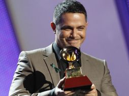 Sanz posa con su Grammy Latino. AP  /