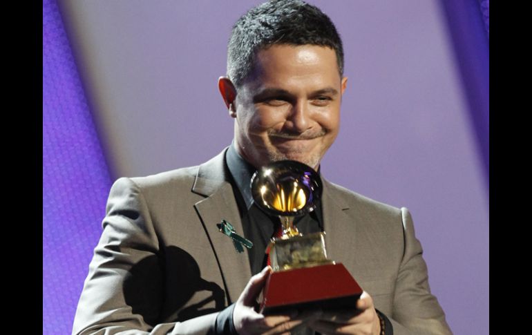 Sanz posa con su Grammy Latino. AP  /