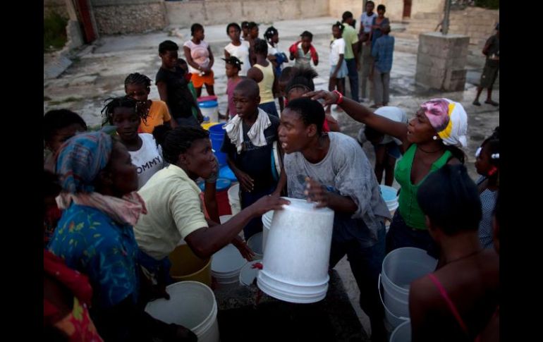 Escasez de agua genera tensión entre haitianos. AP  /