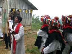 Indígenas tzotziles en una ceremonia en memoria de los 45 muertos en Acteal. ARCHIVO  /