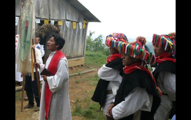 Indígenas tzotziles en una ceremonia en memoria de los 45 muertos en Acteal. ARCHIVO  /