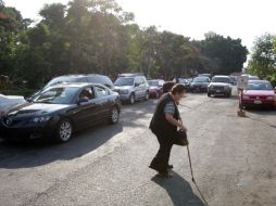 Frente al antiguo Hospital Civil los automovilistas se estacionan en doble fila debido a la falta de espacios en la zona. A. CAMACHO  /