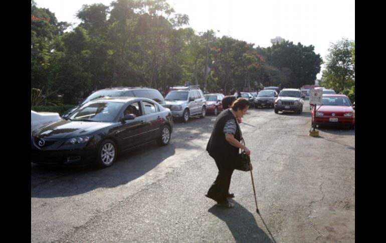 Frente al antiguo Hospital Civil los automovilistas se estacionan en doble fila debido a la falta de espacios en la zona. A. CAMACHO  /