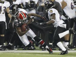 Roddy White corriendo con el dominio del balón en la victoria de Atlanta contra Baltimore. AP  /