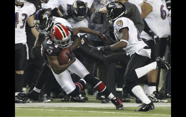 Roddy White corriendo con el dominio del balón en la victoria de Atlanta contra Baltimore. AP  /