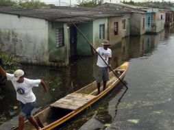 Residentes colombianos en un barco por una calle inundada. REUTERS  /