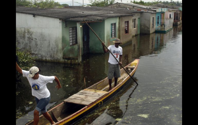 Residentes colombianos en un barco por una calle inundada. REUTERS  /