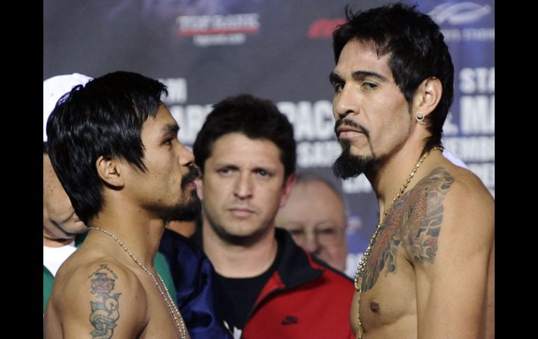 Manny Pacquiao y Antonio Margarito, durante la ceremonia oficial de pesaje. EFE  /