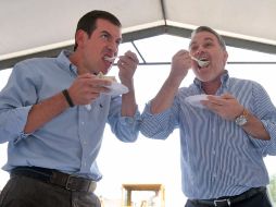 Durante la gira por Tlaquepaque, Miguel Castro Reynoso (izquierda) llevó un pastel al mandatario estatal su cumpleaños. S. NÚÑEZ  /