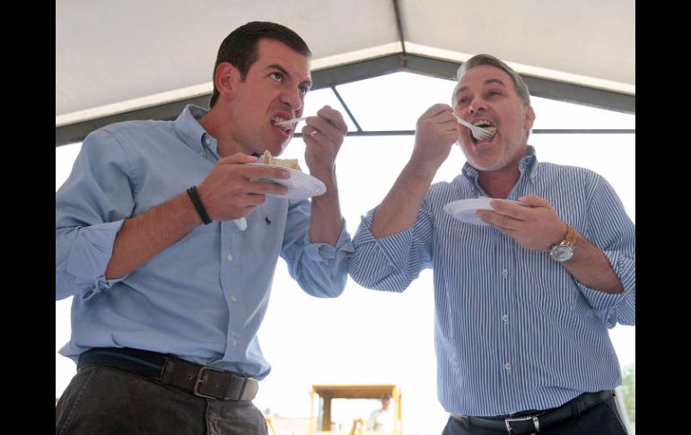 Durante la gira por Tlaquepaque, Miguel Castro Reynoso (izquierda) llevó un pastel al mandatario estatal su cumpleaños. S. NÚÑEZ  /