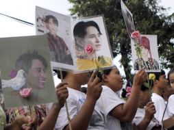 Activistas se manifiestan con fotos de la premio nobel Suu Kyi. AP  /