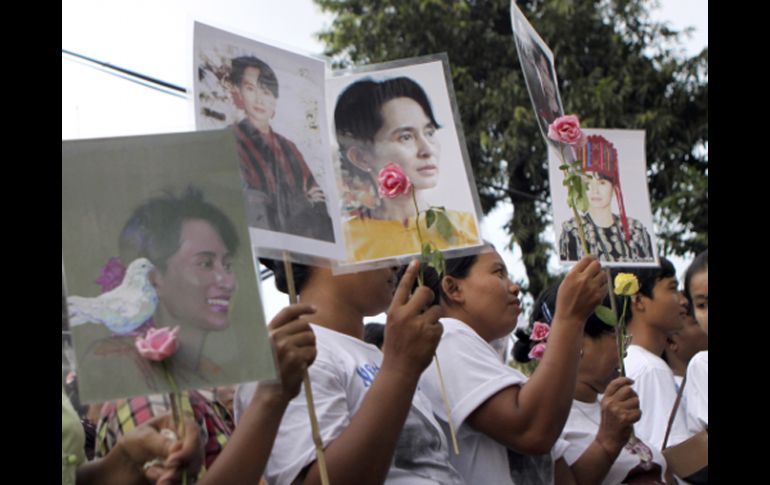 Activistas se manifiestan con fotos de la premio nobel Suu Kyi. AP  /