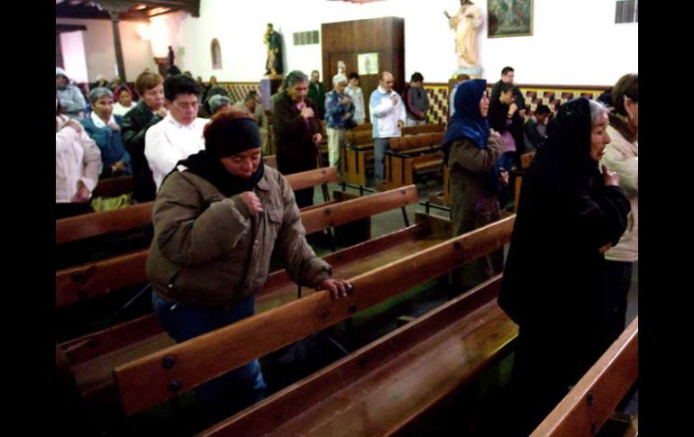 Un grupo de fieles mientras asisten a misa en la catedral de Ciudad Juárez, la urbe más violenta del país. NTX  /