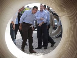 Miguel Castro y el gobernador Emilio González se asoman al interior de los drenajes que serán instalados en Tlaquepaque. S. NUÑEZ  /