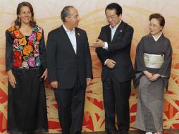 Felipe Calderón y Margarita Zavala  son recibidos por el primer ministro japonés Naoto Kan y su esposa Nobuko en Yokohama. AFP  /