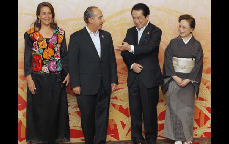 Felipe Calderón y Margarita Zavala  son recibidos por el primer ministro japonés Naoto Kan y su esposa Nobuko en Yokohama. AFP  /