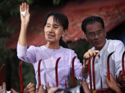 Aung San Suu Kyi saludando a sus seguidores después de su liberación del arresto domiciliario en Rangún. AP  /