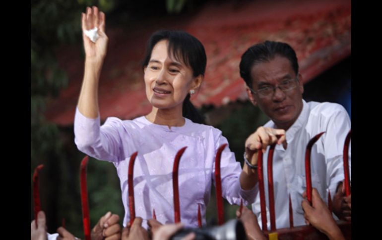 Aung San Suu Kyi saludando a sus seguidores después de su liberación del arresto domiciliario en Rangún. AP  /