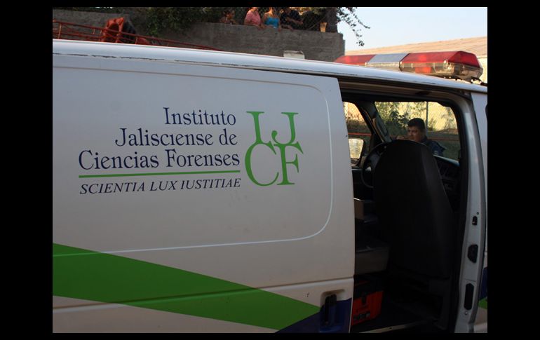 Personal del IJCF trasladó el cuerpo a la morgue para ser identificado. ARCHIVO  /