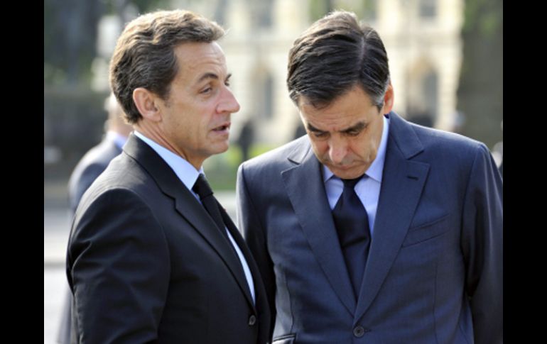 Nicolás Sarkozy  y  François Fillon, durante una ceremonia conmemorativa del final de la II Guerra Mundial en París, Francia. EFE  /