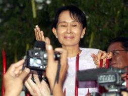 La Premio Nobel de la Paz, Aung San Suu Kyi, es felicitada y ovacionada por sus seguidores. NTX  /