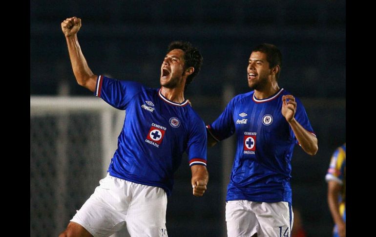 Horacio Cervantes, de Cruz Azul, celebra el gol que le dio la victoria a su equipo. MEXSPORT  /