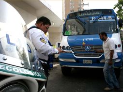 Autoridades ambientales piden a los camioneros la verificación y el holograma correspondientes, para evitar multas. EL INFORMADOR  /