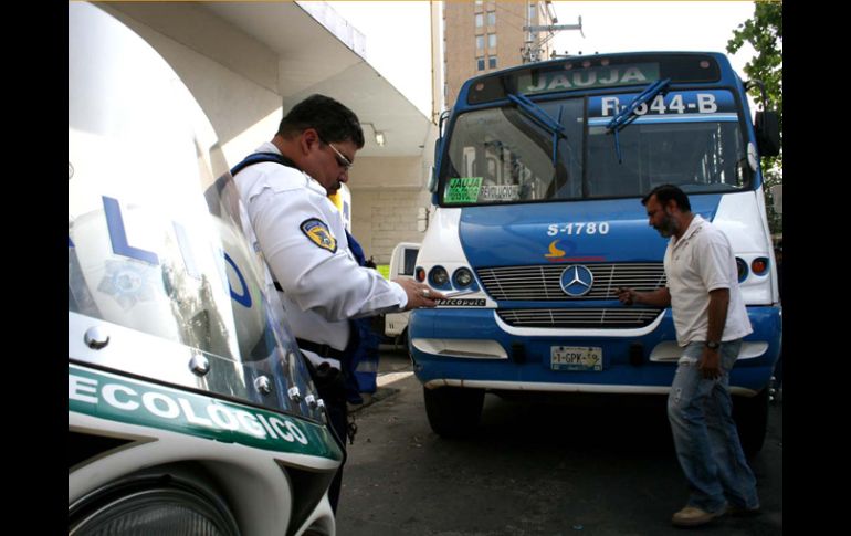 Autoridades ambientales piden a los camioneros la verificación y el holograma correspondientes, para evitar multas. EL INFORMADOR  /