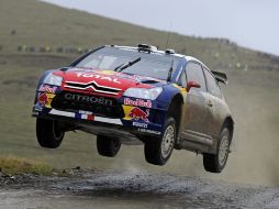 El piloto francés Sebastien Loeb conduce su Citroen C4 WRC hoy, duranta la segunda etapa del Rally de Reino Unido. EFE  /