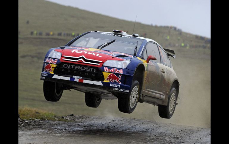 El piloto francés Sebastien Loeb conduce su Citroen C4 WRC hoy, duranta la segunda etapa del Rally de Reino Unido. EFE  /