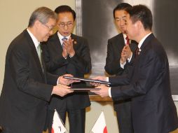 Ministro de Relaciones Exteriores de Corea del Sur,  Kim Sung-Hwan y Ministro de Relaciones Exteriores de Japón, Seiji Maehara. AFP  /